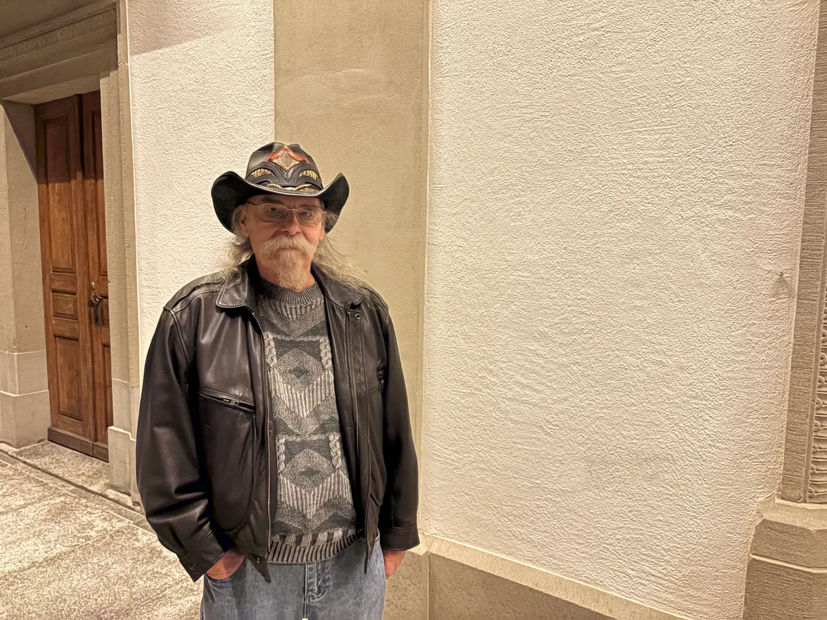 Erwin Sonderegger vor der reformierten Kirche Uster.